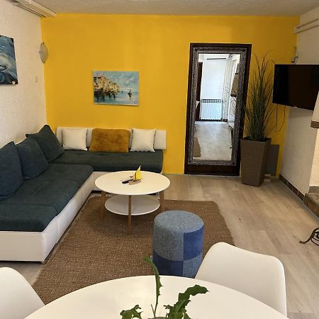 Peaceful Apartment With Patio Ρόβινι Εξωτερικό φωτογραφία