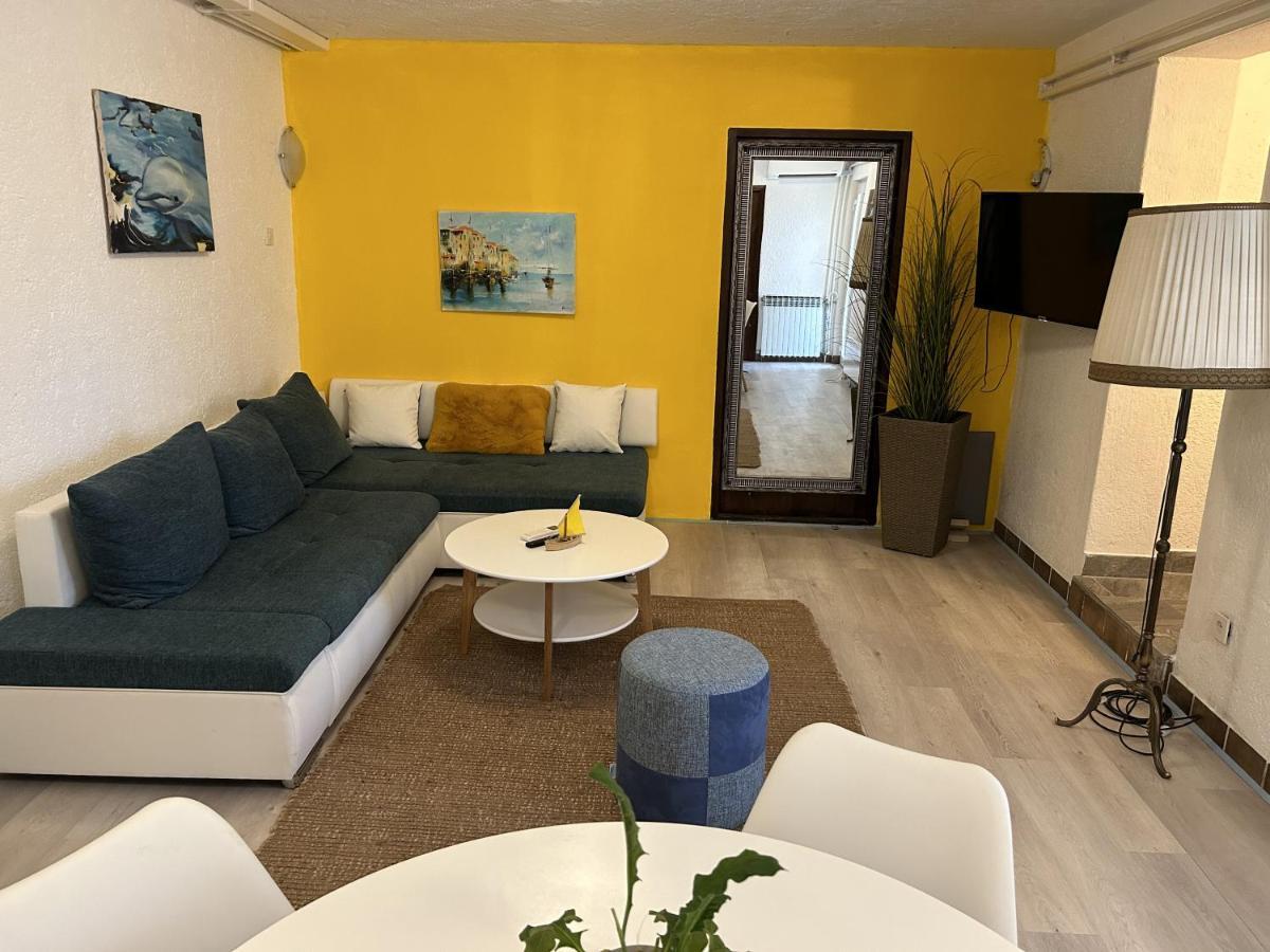 Peaceful Apartment With Patio Ρόβινι Εξωτερικό φωτογραφία
