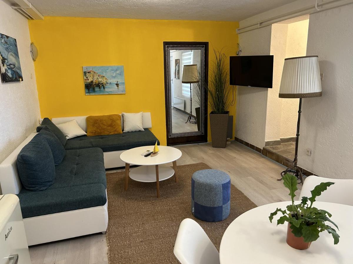 Peaceful Apartment With Patio Ρόβινι Εξωτερικό φωτογραφία