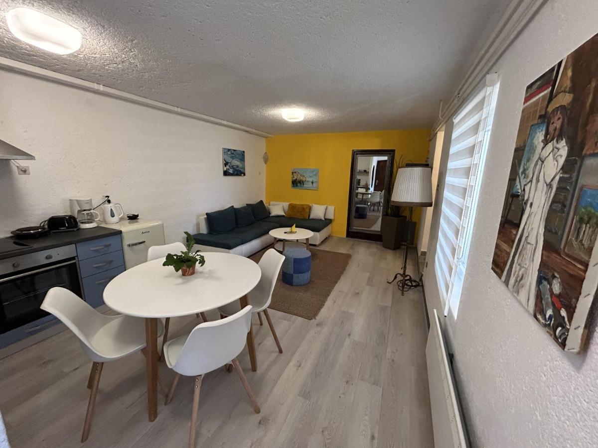 Peaceful Apartment With Patio Ρόβινι Εξωτερικό φωτογραφία