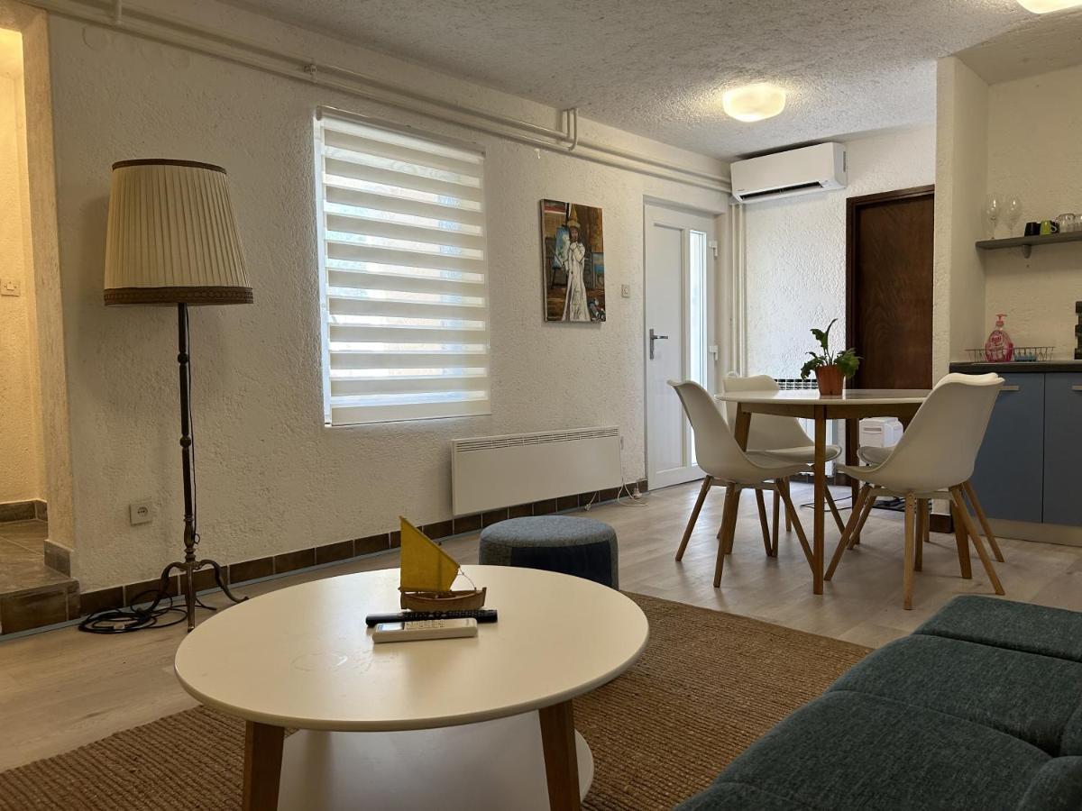 Peaceful Apartment With Patio Ρόβινι Εξωτερικό φωτογραφία